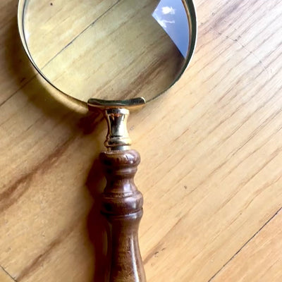 Retro-Lupe aus Messing mit Holzgriff - Vergrößerungsglas 18 cm mit Personalisierung durch Gravur