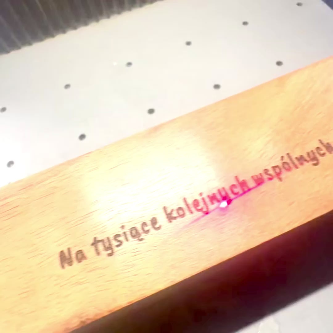 Elegante Holzspielwürfel mit Messingpunkten in personalisierter Box