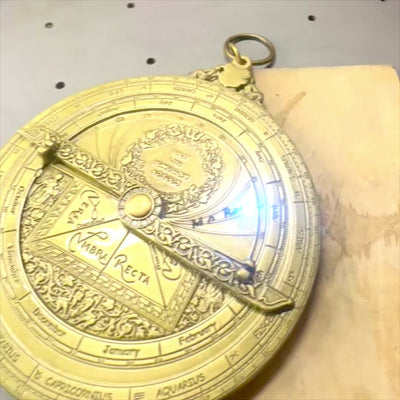 Europäisches Astrolabium H32 – Premium-Renaissance-Replik mit personalisierbarer Gravur – ideales Geschenk mit elegantem Holzsockel – Höhe 12 cm, handgefertigt mit Liebe zum Detail