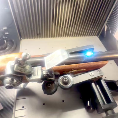 Replik einer italienischen Pistole aus dem 17. Jahrhundert auf Ständer mit personalisierbarer Gravur – elegantes Deko-Element als Geschenk, aus Holz und poliertem Metall, Länge 30 cm