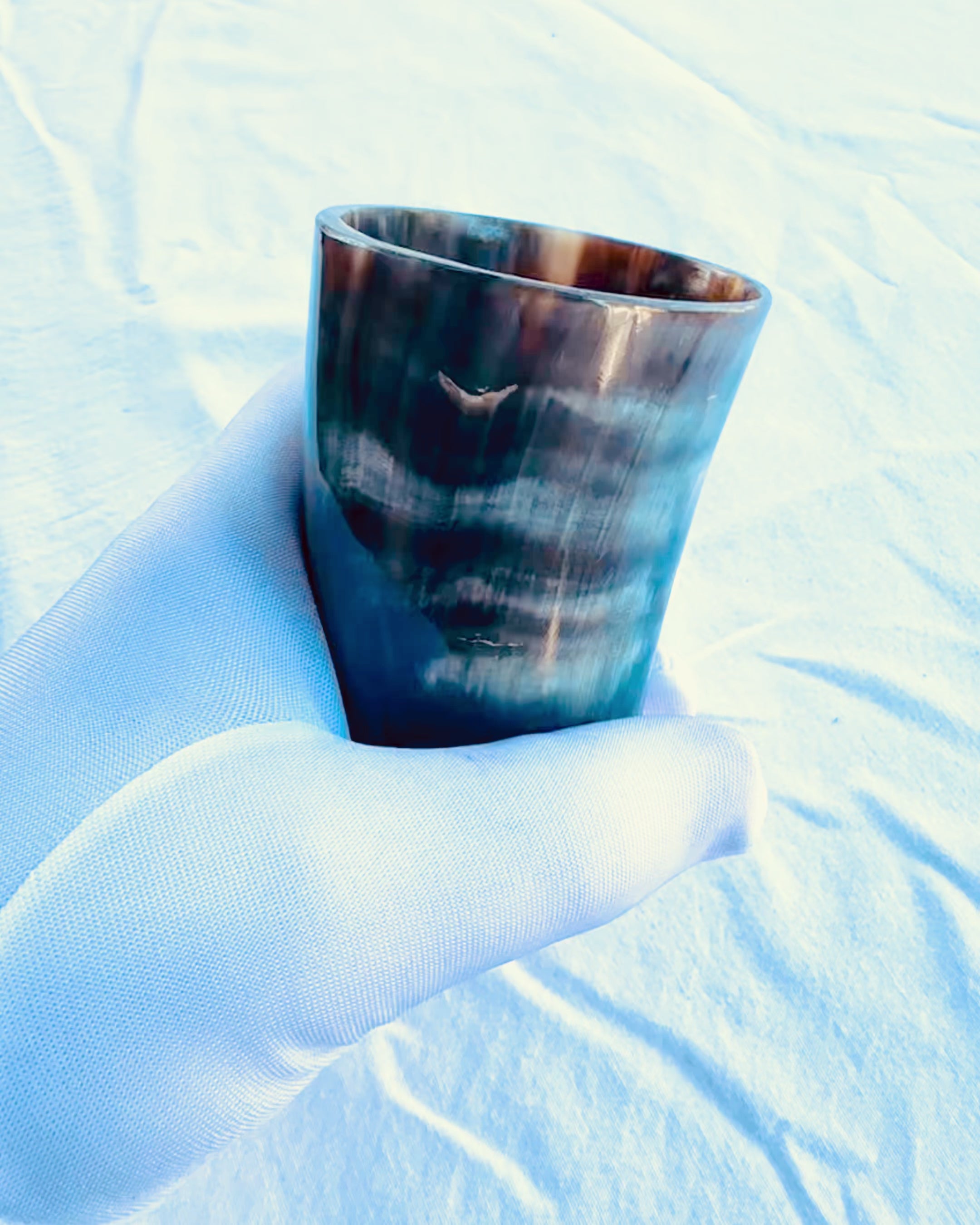 Handgefertigte kleine Tasse mit Gravurmöglichkeit, indisches Glas, personalisierbar als Geschenk, Gravur. Dunkle Farbe.