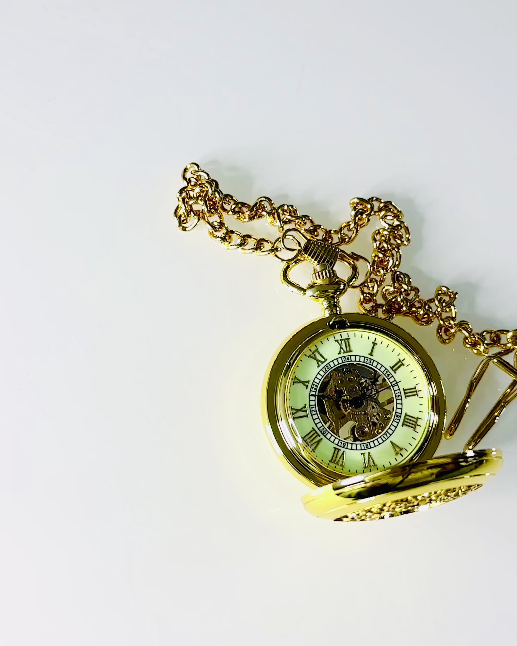 Retro Taschenuhr mit handaufgezogenem Mechanismus, goldene Farbe mit römischer Skala und leuchtendem Zifferblatt, Vintage-Stil