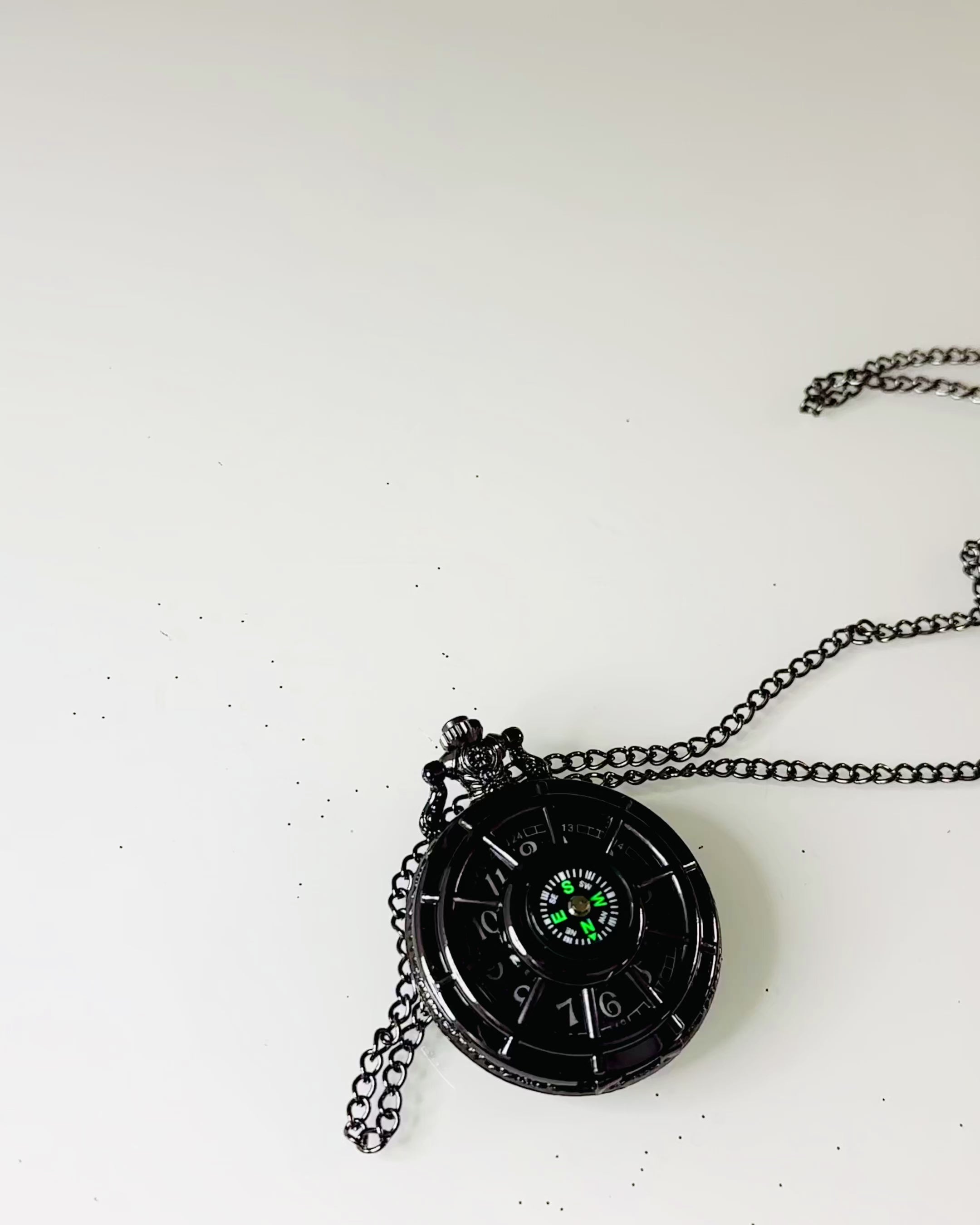 Taschenuhr mit Kompass – Elegantes Vintage-Anhänger mit Skelettgehäuse und schwarzem Zifferblatt, personalisiert mit Gravur