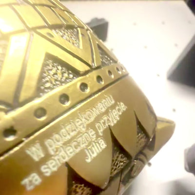 Eule der Weisheit mit der Möglichkeit einer personalisierten Gravur, Dekoration in Gold und Schwarz, Höhe 13,6 cm, ideales Geschenk für jeden Anlass
