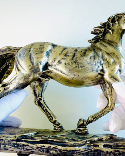 Pferdestatuette im Galopp aus Harz mit Gravuroption
