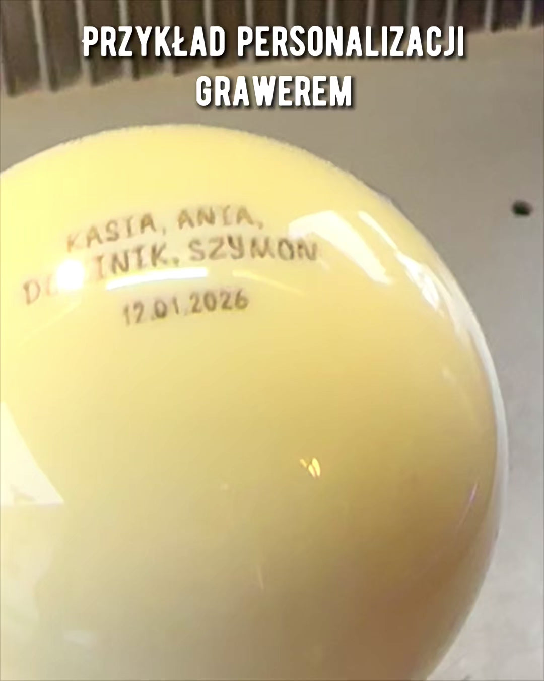 Billardkugel auf Messingständer, Möglichkeit zur Personalisierung mit Gravur als Geschenk