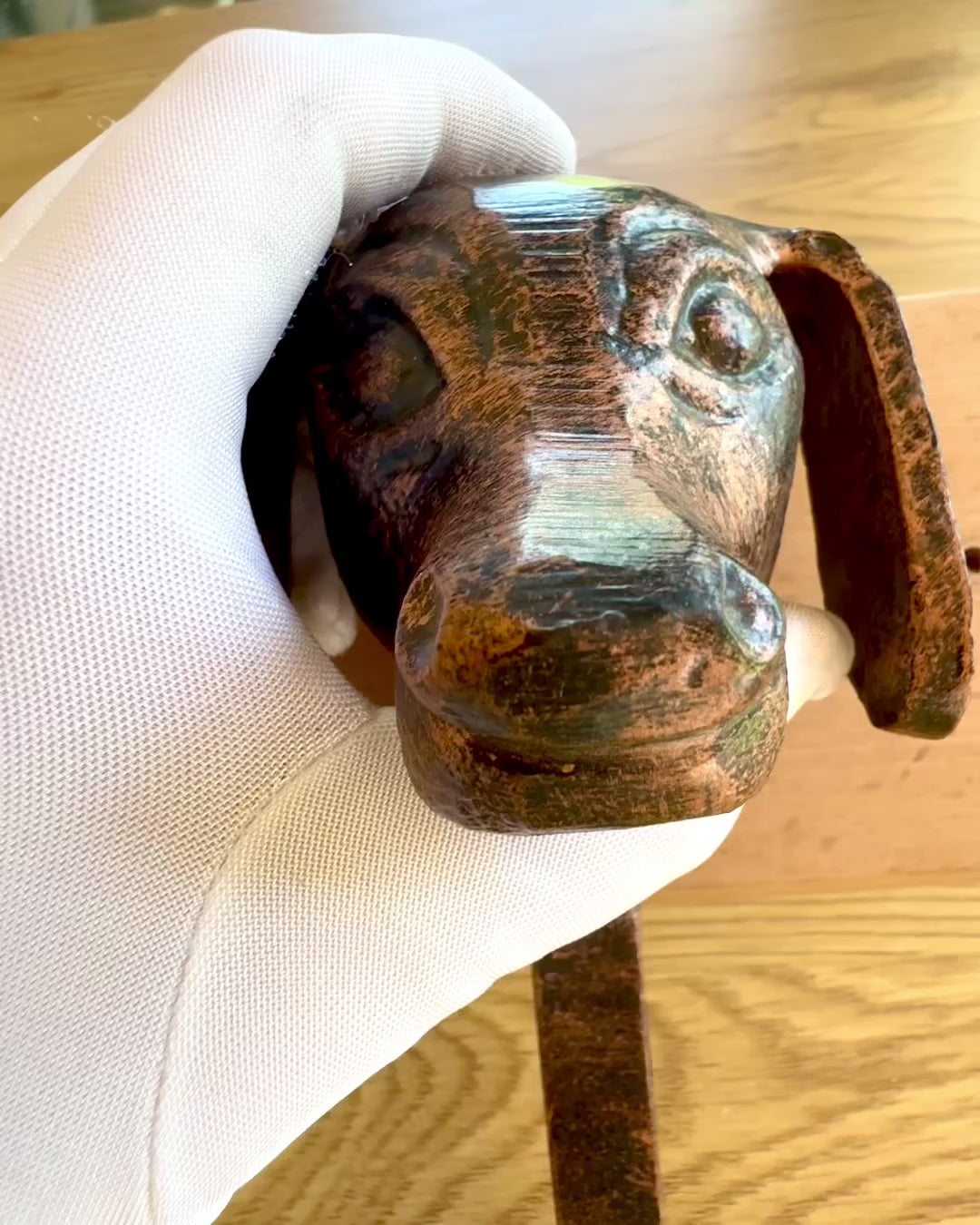 Messinghaken Hund Freund, handgefertigt, Möglichkeit der Personalisierung mit Gravur auf Holz