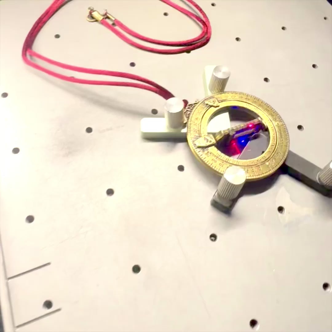 Miniatur Sonnenuhr H90 mit astronomischen Ringen, personalisierte Gravur, ideales Geschenk, bordeauxrotes Band, gefertigt aus Zinklegierung und Messing, Durchmesser 45 mm