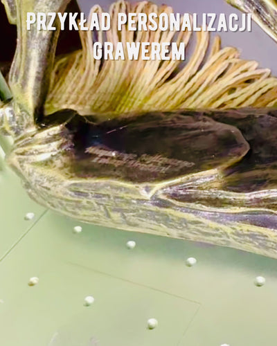 Pferdestatuette im Galopp aus Harz mit Gravuroption