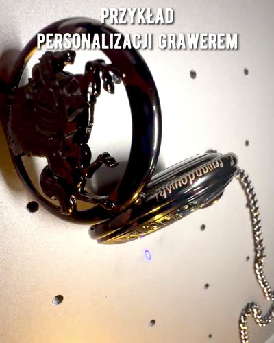 Taschenuhr "Equus Tempus" - Schwarz mit Pferdemotiv, personalisierbar mit Gravur - schwarzes Zifferblatt