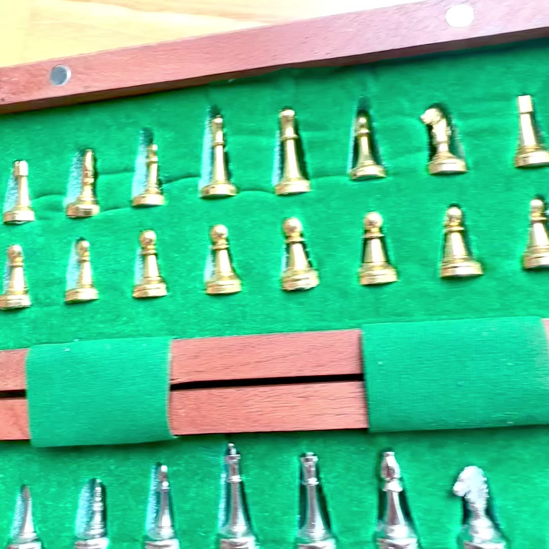 Magnetisches Messing-Schachspiel in Holzkiste mit personalisierbarer Gravur