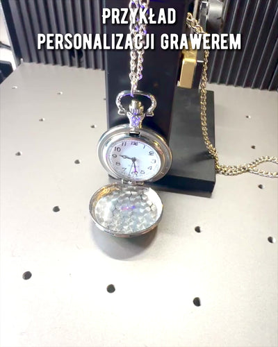 Taschenuhr "CloverTime" mit vierblättrigem Kleeblatt-Motiv, personalisierbar mit Gravur als Geschenk
