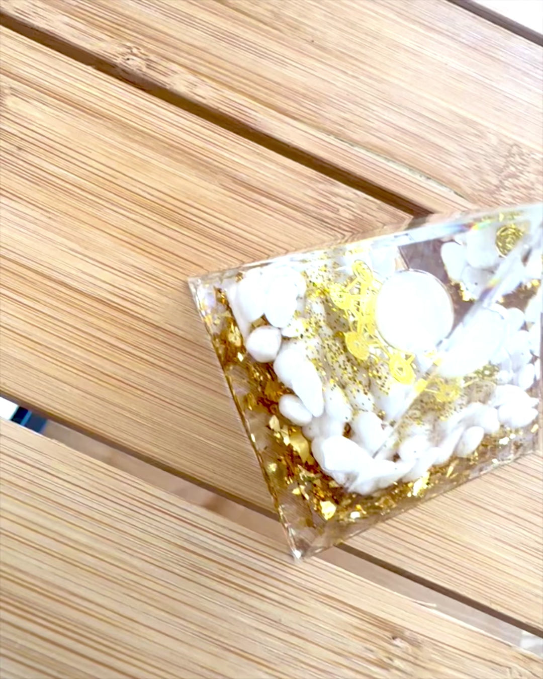 Orgonit-Energiepyramide mit weißen Steinen - "Golden Harmony", ideal als Geschenk
