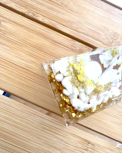 Orgonit-Energiepyramide mit weißen Steinen - "Golden Harmony", ideal als Geschenk
