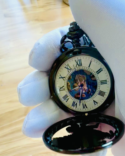 Taschenuhr "Equus Tempus" - Schwarz mit Pferdemotiv, personalisierbar mit Gravur - weißes Zifferblatt