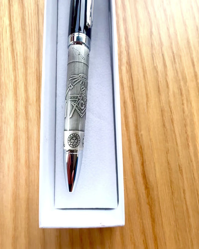 Eleganter Kugelschreiber "Meisterhafte Harmonie" mit Gravuroption - Symbolische Motive, Antikes Silber, Personalisierung mit Gravur als Geschenk möglich