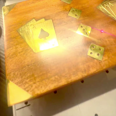 Elegantes Spielset mit zwei Kartendecks und Würfeln in Holzbox mit Messingverzierungen – Personalisierte Gravur  