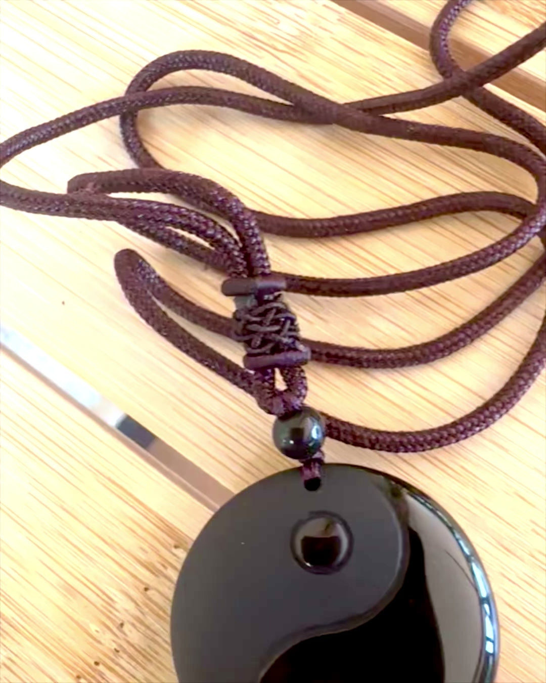 Boho-Halskette aus Obsidian Yin Yang Tai Chi, personalisierbar mit Gravur als Geschenk