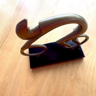 Radfahrerfigur Radfahrer VB26/9 mit Gravur – elegantes Geschenk für Radfahrer, Höhe 18 cm, Messing und Schwarz, minimalistische Innendekoration