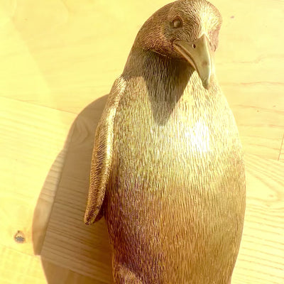 Goldener Pinguin 20,5 cm mit personalisierbarer Gravur – elegante Dekorationsfigur als Geschenk, Glamour-Stil, Art Deco, aus hochwertigem Polyresin gefertigt