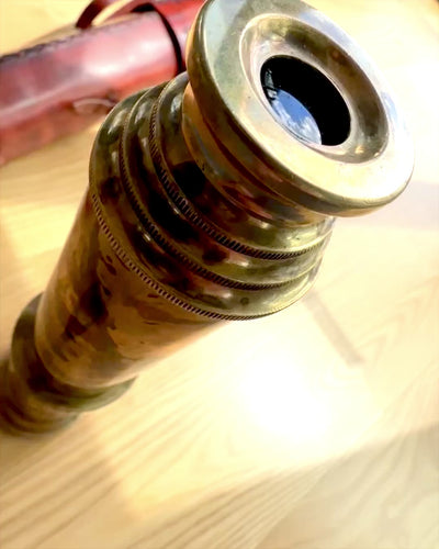 Königliches Fernrohr „Voyager 1818“ – Exklusiv, Messing, 83 cm, handgefertigt, Etui aus echtem Leder – Sammleredition, Personalisierung mit Gravur als Geschenk