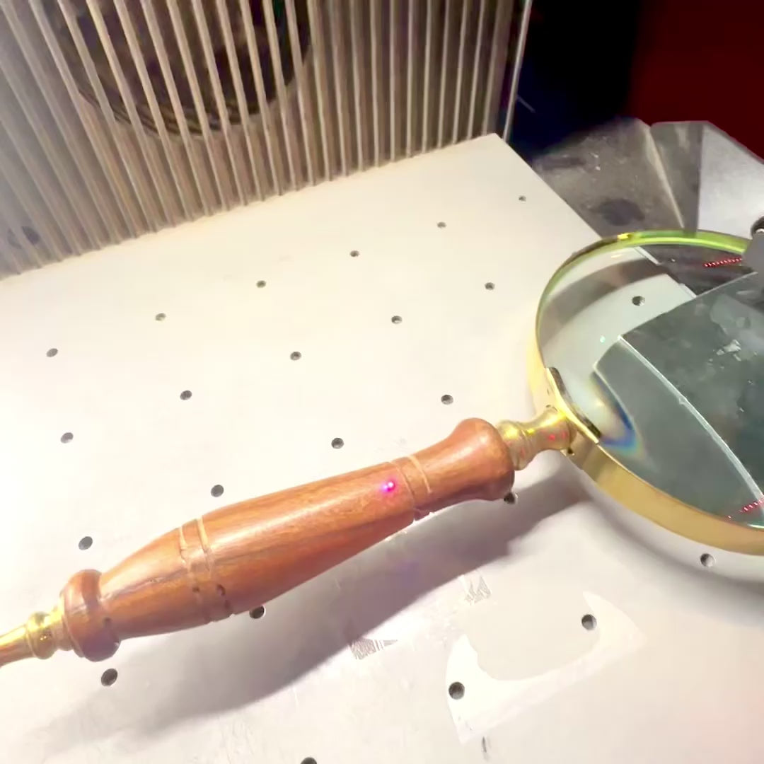 Lupe/Vergrößerungsglas mit Holzgriff und Messing-Finish in eleganter Schachtel mit Glasdeckel - Ideales Geschenk mit Gravurmöglichkeit - Maße 23 x 10 cm, natürliche Materialien