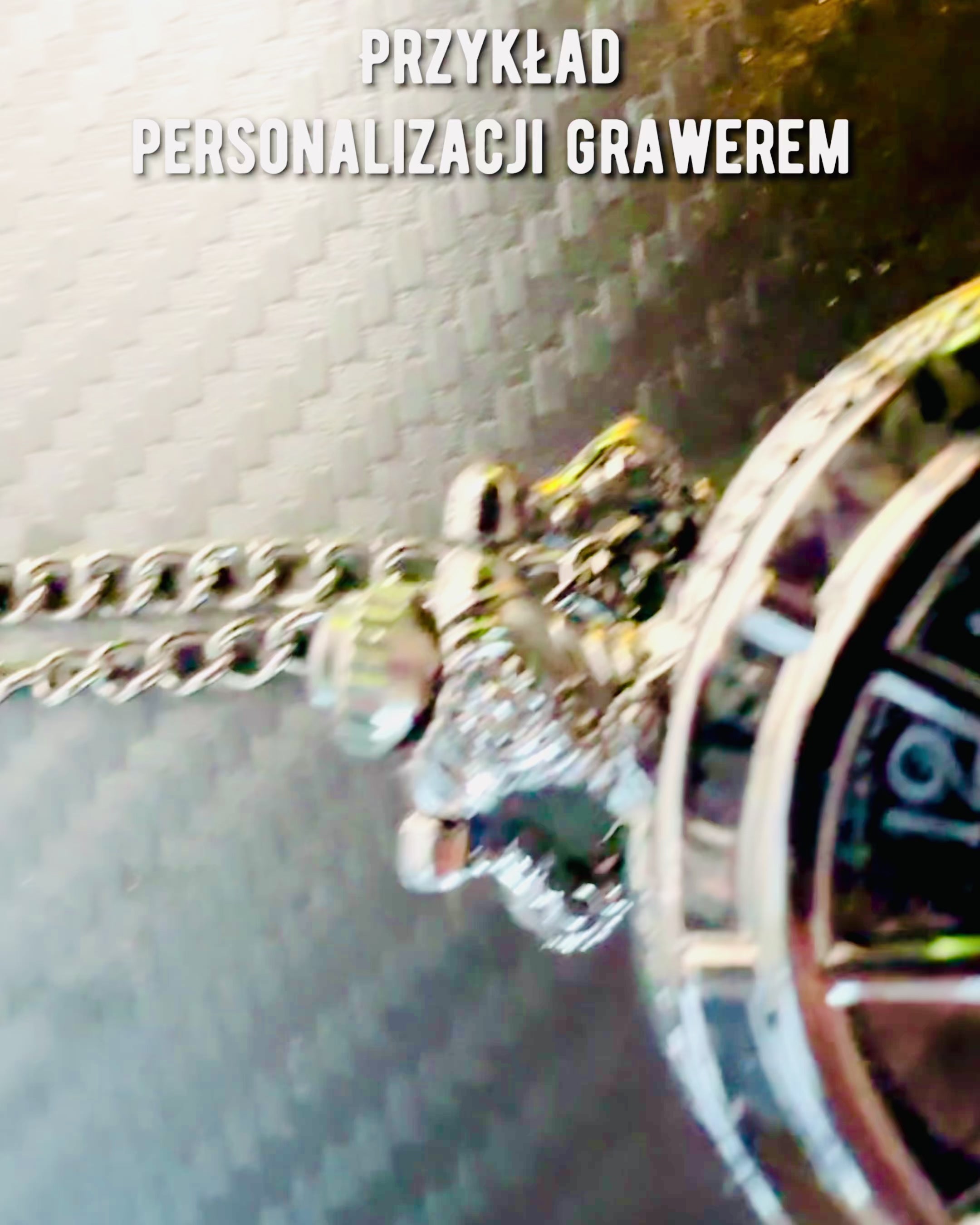Taschenuhr mit Kompass – Elegantes Vintage-Anhänger mit Skelettgehäuse und schwarzem Zifferblatt, personalisiert mit Gravur