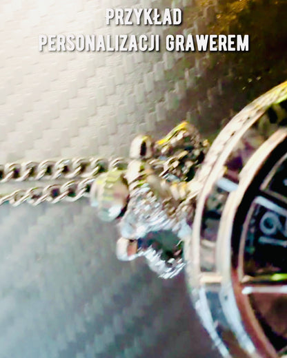 Taschenuhr mit Kompass – Elegantes Vintage-Anhänger mit Skelettgehäuse und schwarzem Zifferblatt, personalisiert mit Gravur