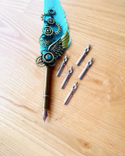 Kalligrafiefeder "Steampunk Eleganz" mit Truthahnfeder - Handgefertigt, 5 Varianten zur Auswahl, Personalisierung mit Gravur als Geschenk