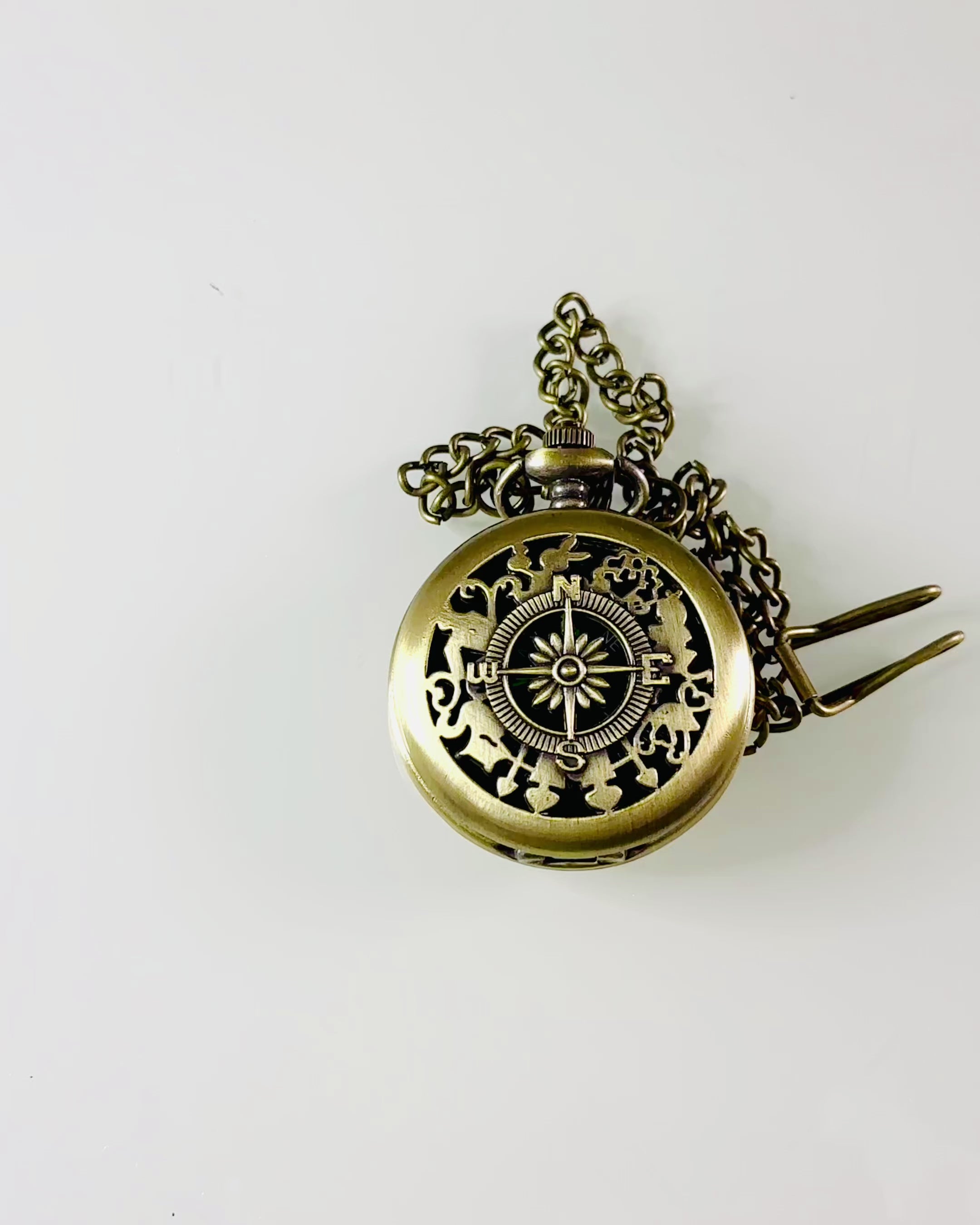 Antiker bronzegoldener Taschenuhrkompass mit filigranem Muster – Perfekt für Entdecker und Retro-Liebhaber. Personalisierung mit Gravur