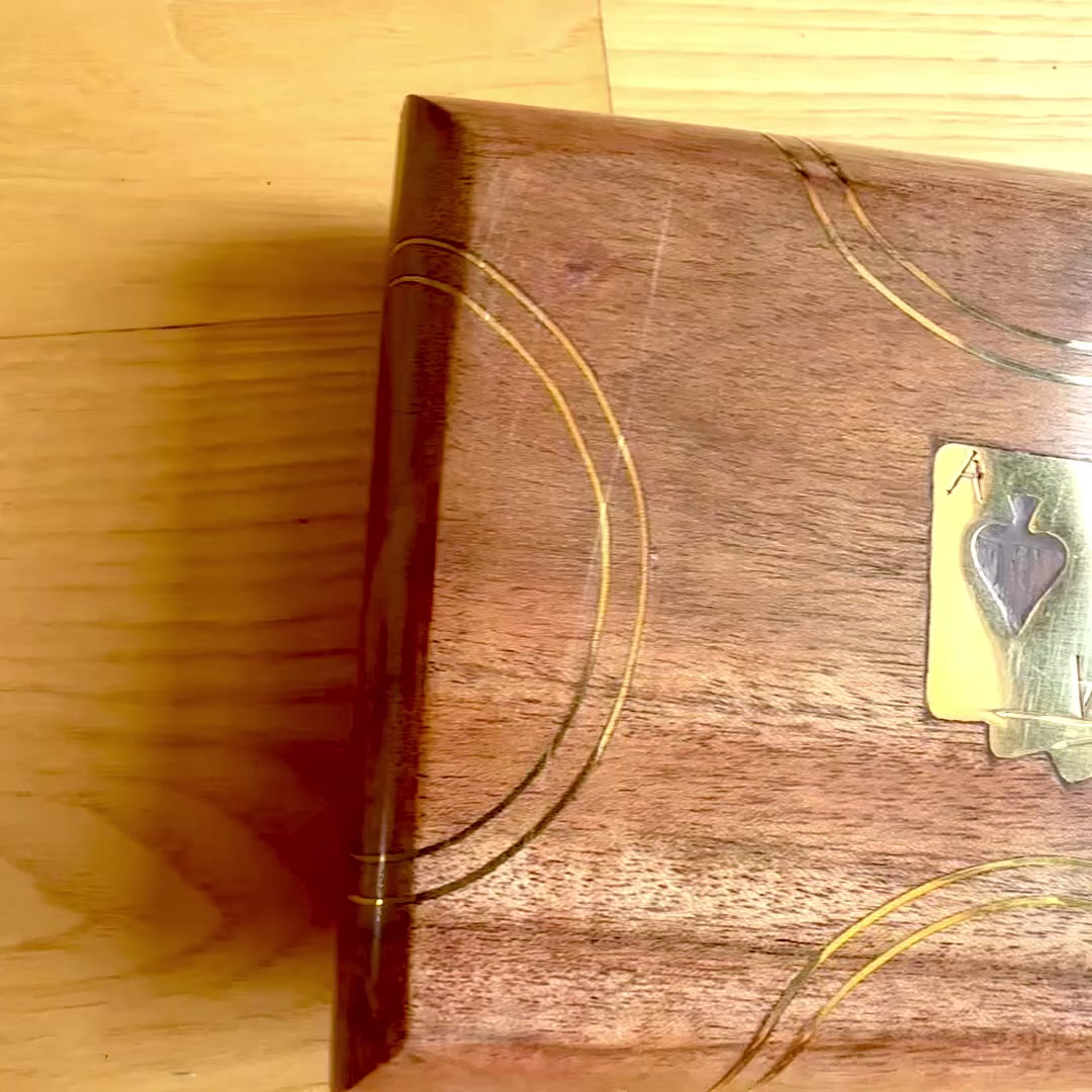 Elegantes Set mit 2 Kartendecks in Holzkiste mit Personalisierung und Gravur