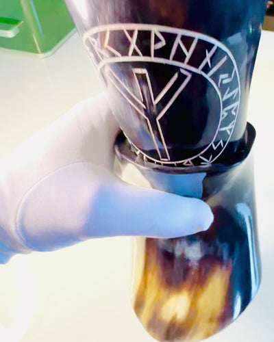 Hornbecher "Viking Valor" - Handgraviert, Premium Qualität - 4 Varianten zur Auswahl