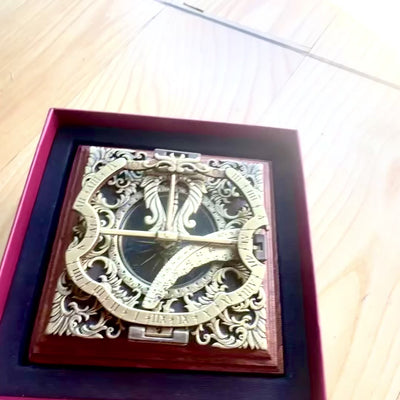 Messing-Sonnenuhr Habsburg H30 mit personalisierbarer Gravur, ideal als Geschenk, im eleganten Augsburger Stil, Höhe 10 cm, auf Holzsockel
