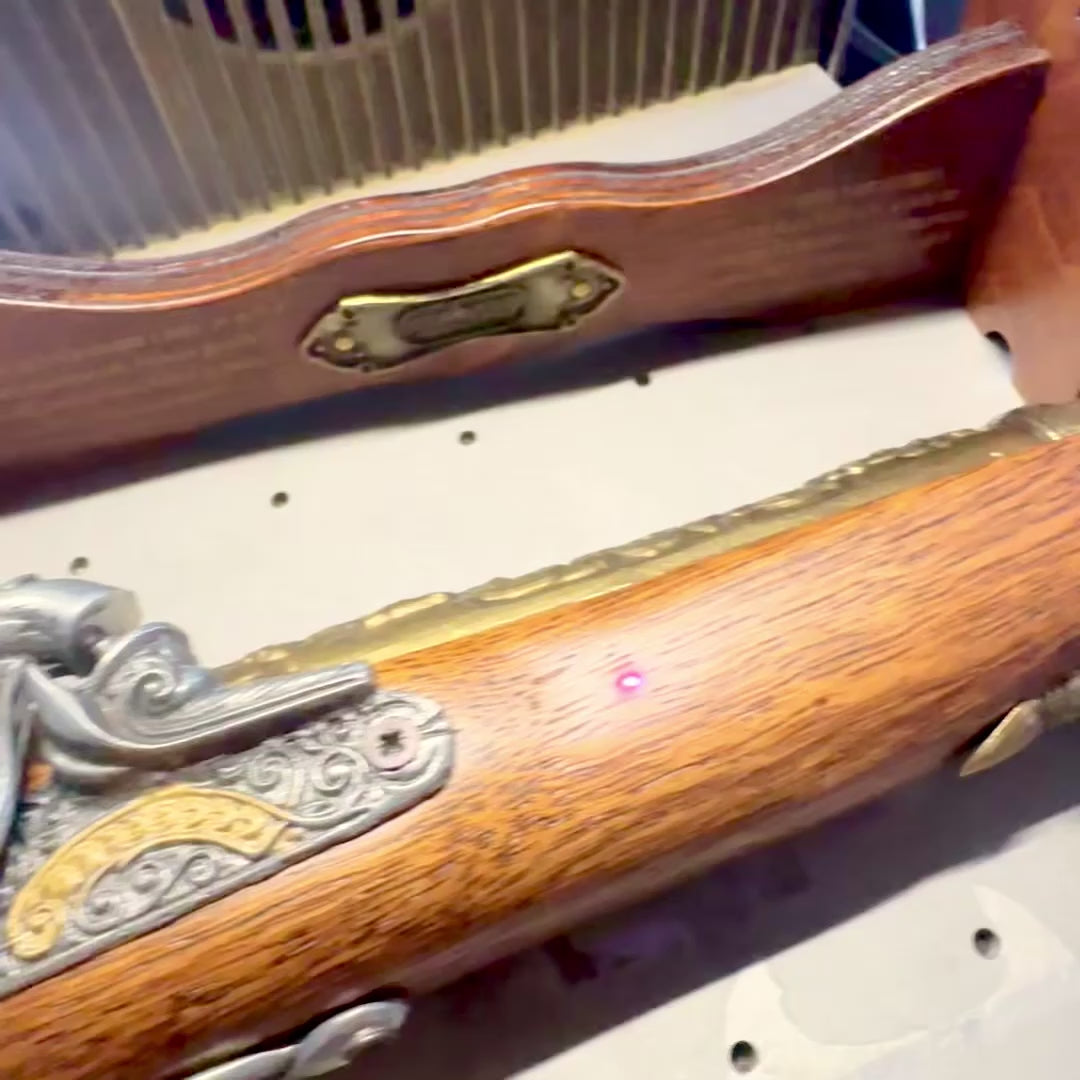 Replik einer Steinschlosspistole aus dem 18. Jahrhundert auf Ständer mit personalisierbarer Gravur – elegantes Deko-Element und ideales Geschenk für Geschichtsliebhaber – aus Metall und Holz, Länge 38 cm