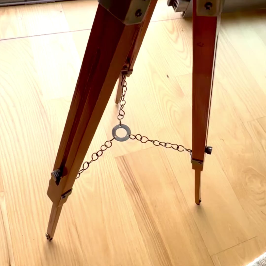 Eleganter Kolonialglobus auf hölzernem Dreibein NC2140 mit verstellbarer Höhe bis 78 cm, laminierter Karte in Weiß- und Brauntönen, ideal als Geschenk mit Möglichkeit zur Personalisierung durch Gravur