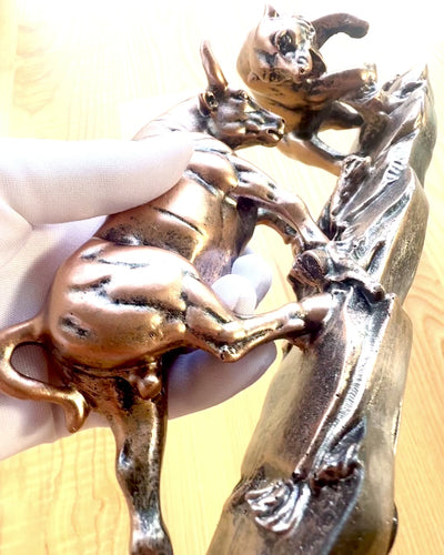 "Starcie Byka z Niedźwiedziem" - Kupferfarbene Skulptur mit Gravuroption