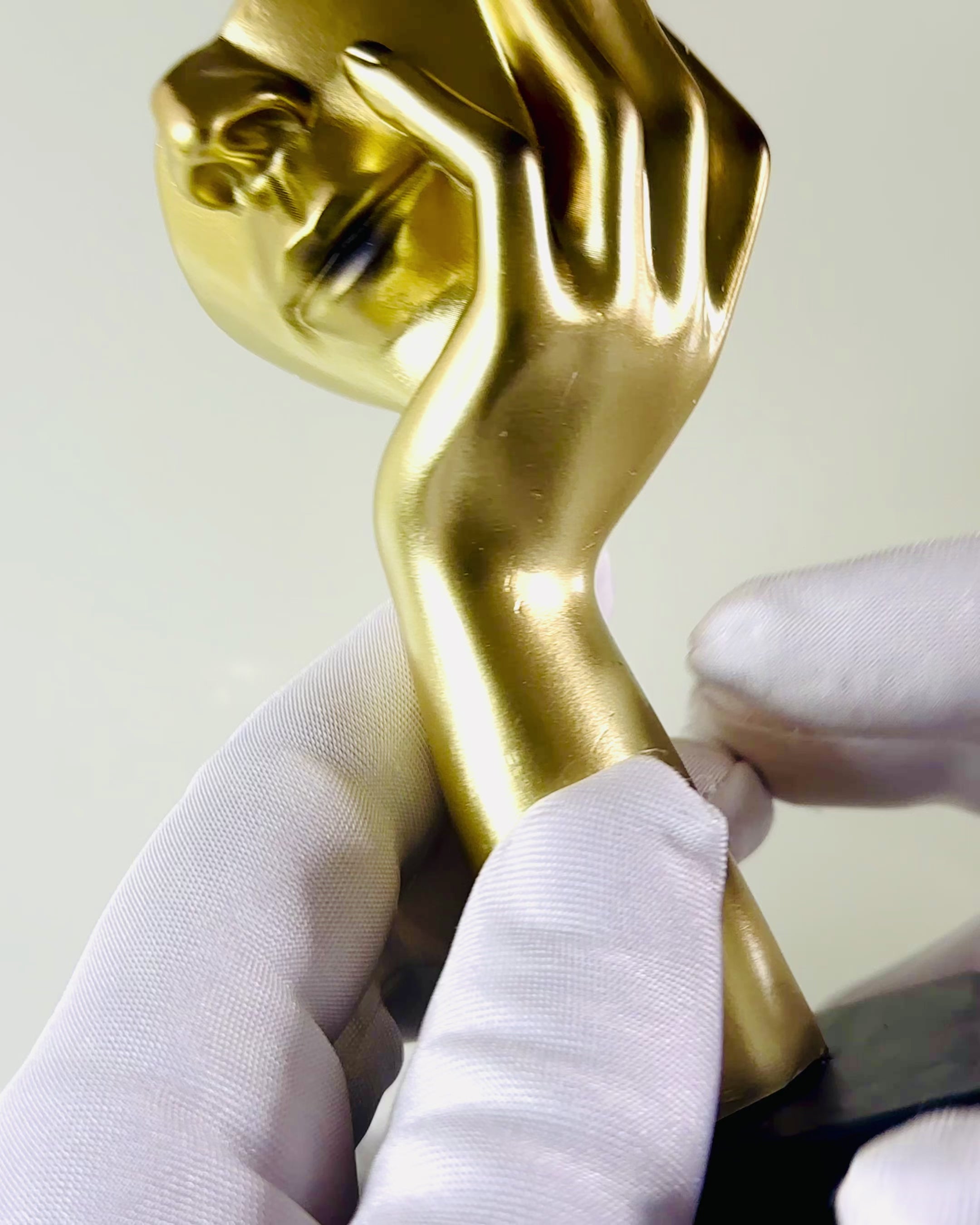 Abstrakte Handskulptur "Berührung der Kunst" - Bürodekoration im europäischen Stil, Personalisierung mit Gravur 2 Stück