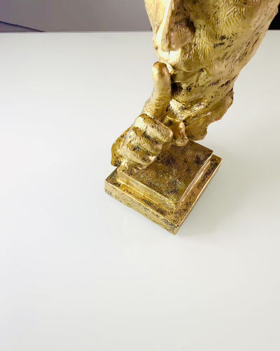 Reflektierender Mann – Abstrakte Skulptur im modernen Stil