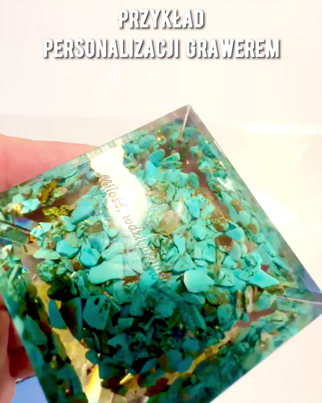 Orgonit-Energiepyramide mit weißen Steinen - "Golden Harmony", ideal als Geschenk