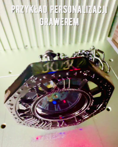 Klassische achteckige mechanische Taschenuhr im Steampunk-Stil in Schwarz, Gravur