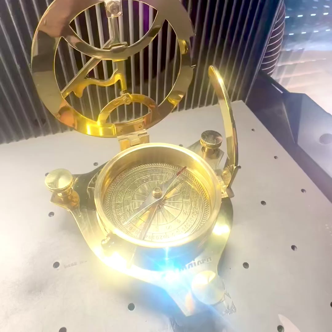Messingkompass mit Sonnenuhr NC1504