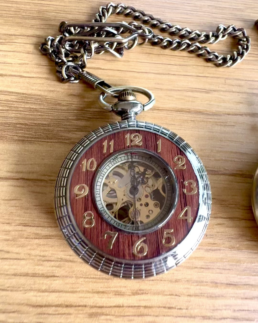 Taschenuhr „Veritas Tempus“ – mechanischer Zeitmesser mit Gravurmöglichkeit als Geschenk, 2 Varianten zur Auswahl