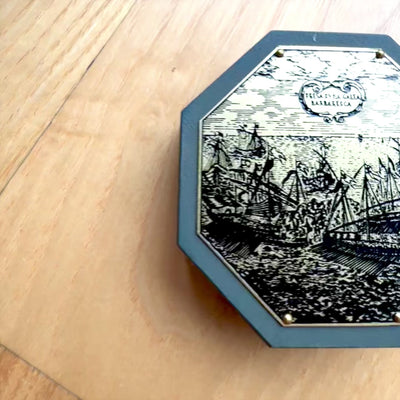 Oktagonale Sonnenuhr und Kompass H06 mit personalisierbarer Gravur – elegantes Geschenk für Navigationsliebhaber, aus Holz und Messing gefertigt, reich verziert, Maße 7,3 x 2 cm