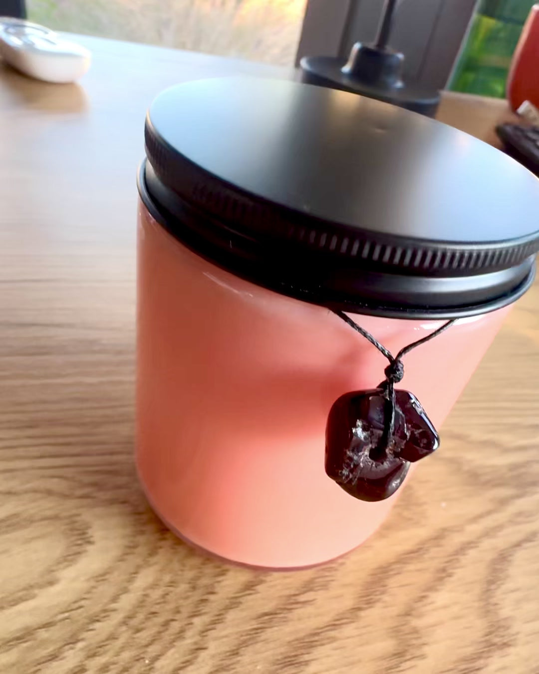 Intentionale Sojakerze 250 ml mit Naturstein – wählen Sie Ihre Energie: Citrin oder Granat, Personalisierung mit Gravur als Geschenk