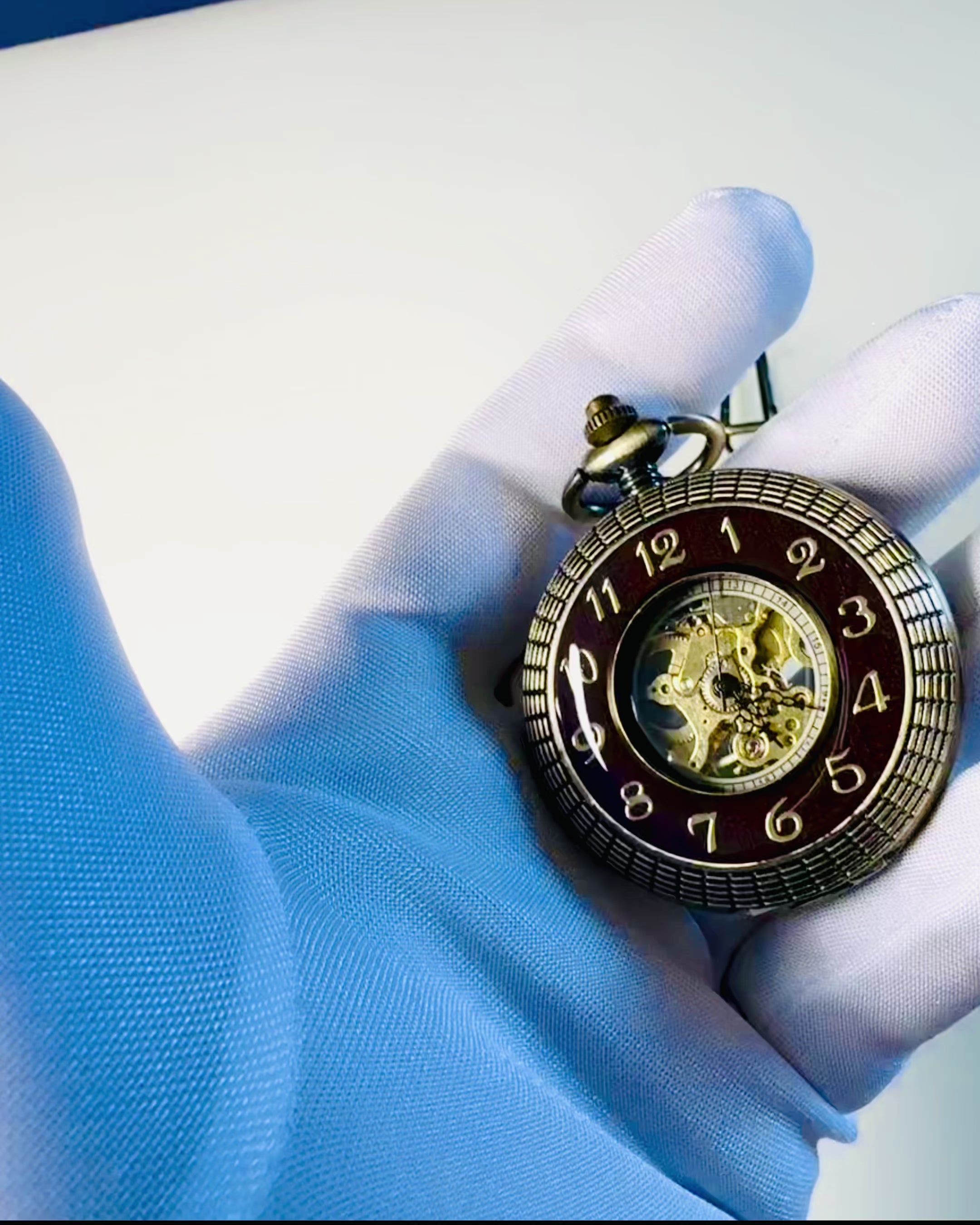 Taschenuhr mit sichtbarem Uhrwerk – Personalisierungsoption durch Gravur