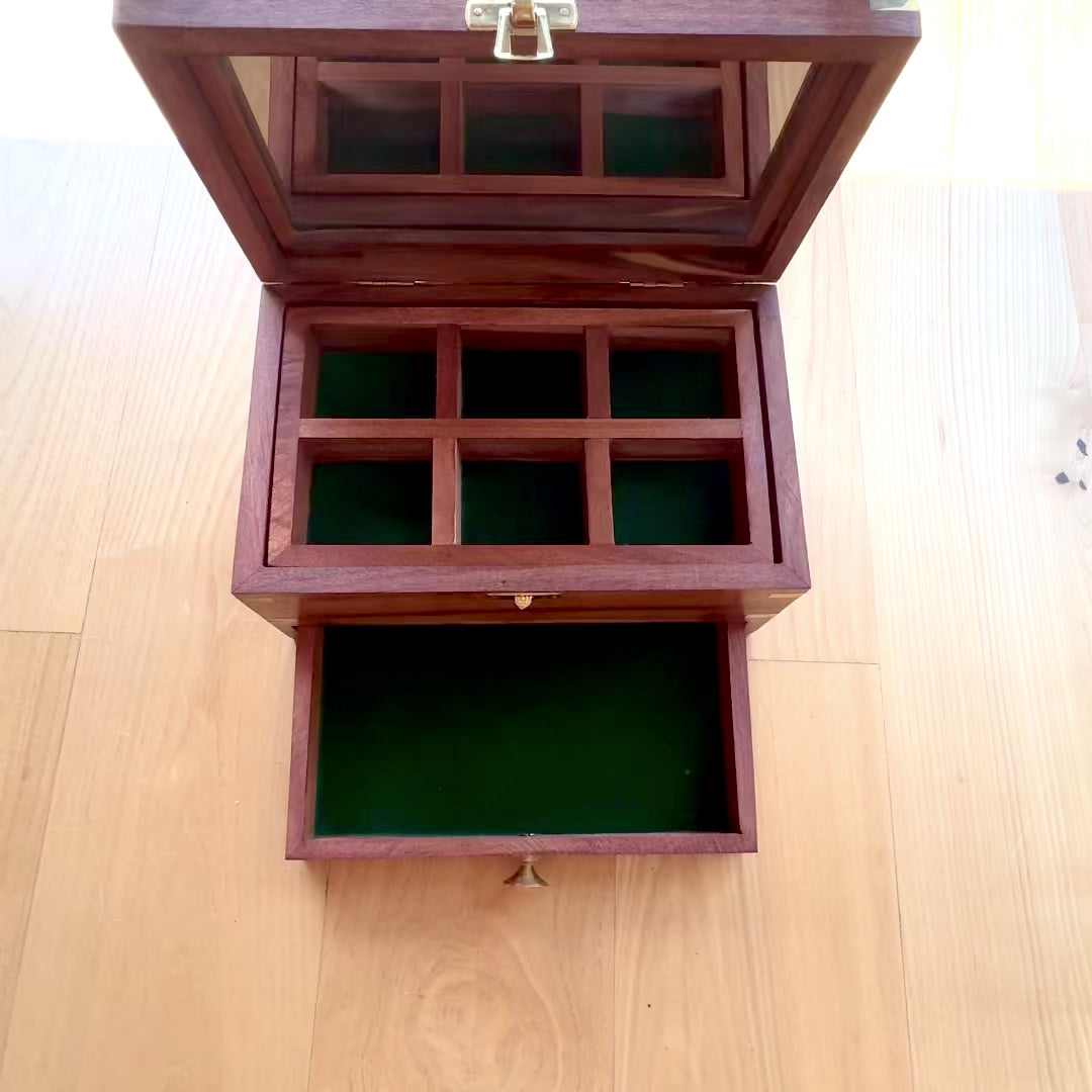 Elegante Holzschatulle für Schmuck mit Spiegel und personalisierter Gravur