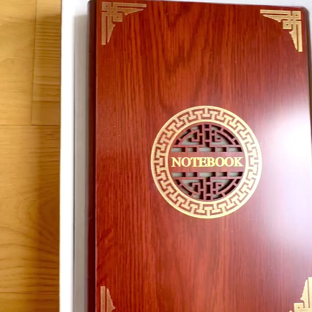 Exklusives Premium Geschenkset A5 Notizbuch mit Holzcover und Kugelschreiber – personalisierbar mit Gravur, ideal als Geschenk für Chef, Lehrer, Künstler – Dunkelbraun mit goldenen Elementen  