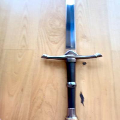 Stahlschwert eines Ritters in Scheide, 105 cm – elegante Replik aus Edelstahl mit Gravurmöglichkeit