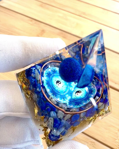 Orgonit-Energiepyramide "Zenith" mit Lapislazuli, ideal als Geschenk
