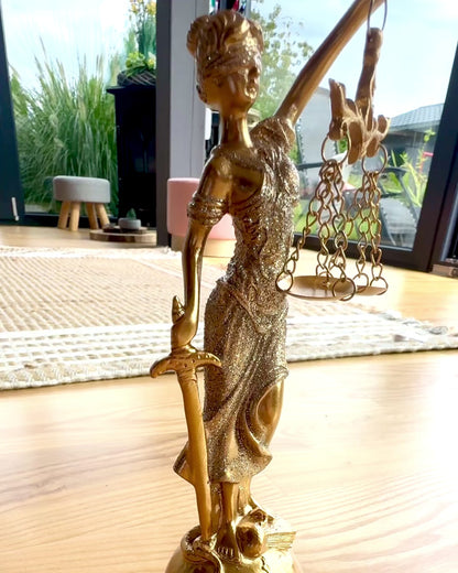 Statuette der Göttin der Gerechtigkeit – Künstlerische Dekoration für das Regal, Kunsthandwerk aus Harz, Personalisierung mit Gravur